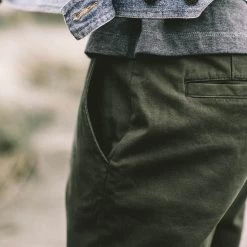 The Democratic Chino In Organic Olive 12 The Democratic Chino In Organic Olive -Fashion Clothes Chino Olive Demo 02