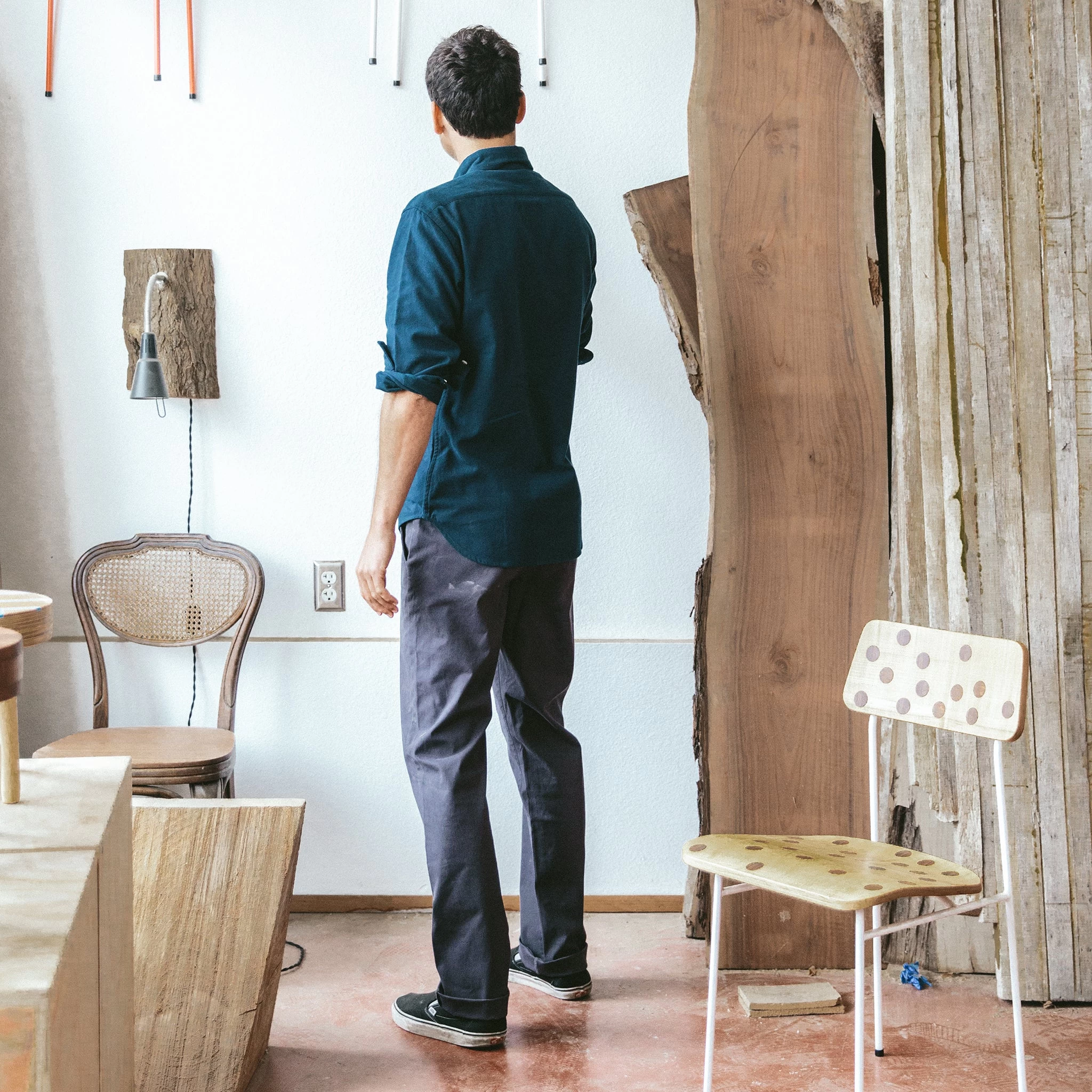 The Slim Chino In Organic Charcoal 5 The Slim Chino In Organic Charcoal - Image 3